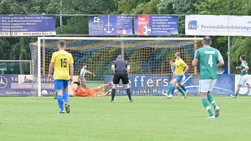 Nächster Germania-Treffer: Sechsmal musste Werder-Keeper Tobias Duffner hinter sich greifen. Alexandru Graur trifft in dieser Szene zum 2:0. Foto: Lohmann