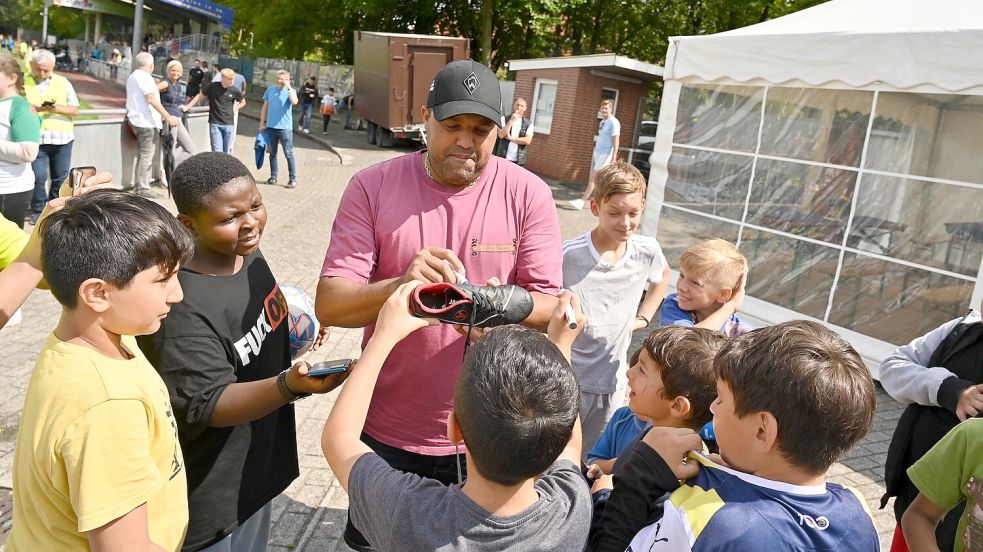 Ailton schrieb eine Menge Autogramme. Foto: Lohmann