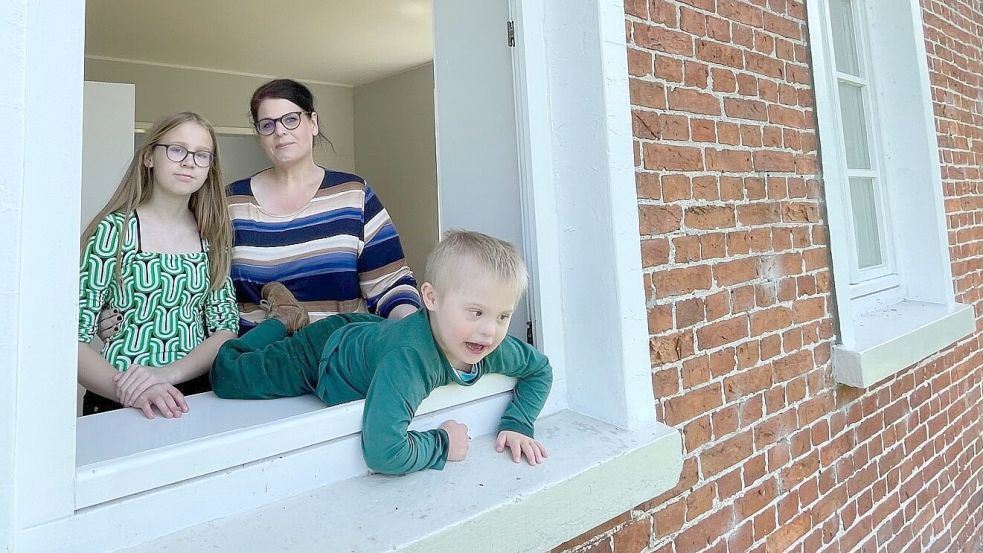 Füllen das Pfarrhaus in Rhaude wieder mit Leben: Swantje Andresen ist hier mit ihren Kindern eingezogen. Foto: Janßen
