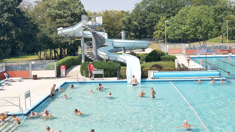 Zum Friesenbad in Weener fahren Busse aus Rhauderfehn.