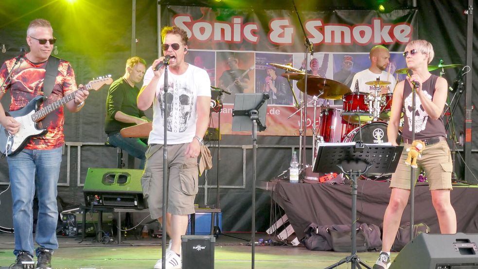 Auf der neuen Kulturbühne am Markt in Rhauderfehn treten am Sonnabend ab 20 Uhr Sonic & Smoke auf. Die Band ist seit mehr als 20 Jahren auf vielen Bühnen im norddeutschen Raum unterwegs. Einige Mitglieder sind in Rhauderfehn und umzu verwurzelt. Der Eintritt ist frei. Foto: Radtke