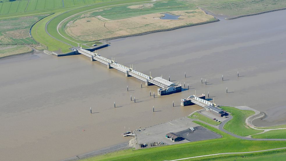 Nach dreijähriger Pause kann man jetzt wieder jeden Sonnabend das Emssperrwerk in Gandersum besichtigen. Treffpunkt für eine Führung durch das beeindruckende Wasserbauwerk ist um 15 Uhr beim dortigen Info-Zentrum. Foto: Ortgies