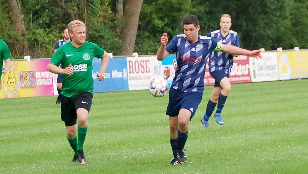 Gastgeber Fresena Ihren (dunkles Trikot) gewann beim Auftaktspiel mit 5:1 gegen Frisia Völlenerkönigsfehn. Beide Mannschaften spielen diese Saison auch zusammen in der Ostfrieslandklasse B. Fresena ist Absteiger, Frisia Aufsteiger. Fotos: Reemts