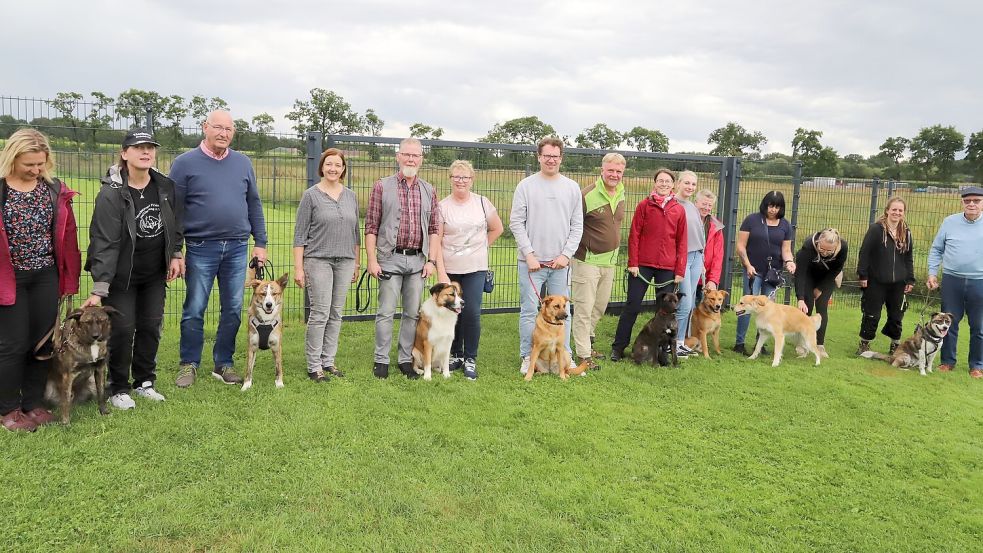 Die Besitzer mit ihren Vierbeinern mit Hundetrainer und Vorstand des Tierschutzvereins beim Treffen in Harkebrügge. Foto: Passmann