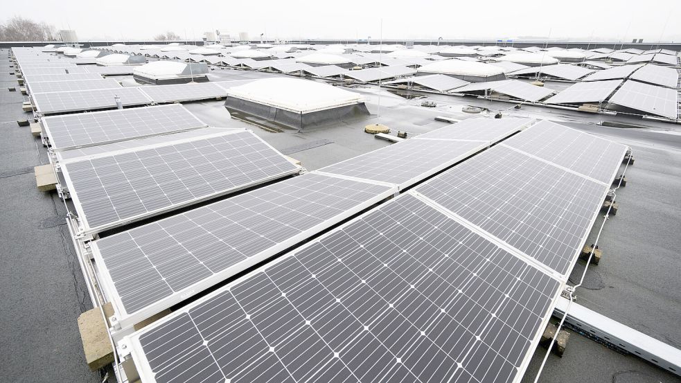 Beispielhaft und zukunftsträchtig: Eine Photovoltaik-Anlage steht auf dem Dach des Niedersächsischen Forschungszentrums Fahrzeugtechnik der Technischen Universität Braunschweig. Foto: dpa/Julian Stratenschulte