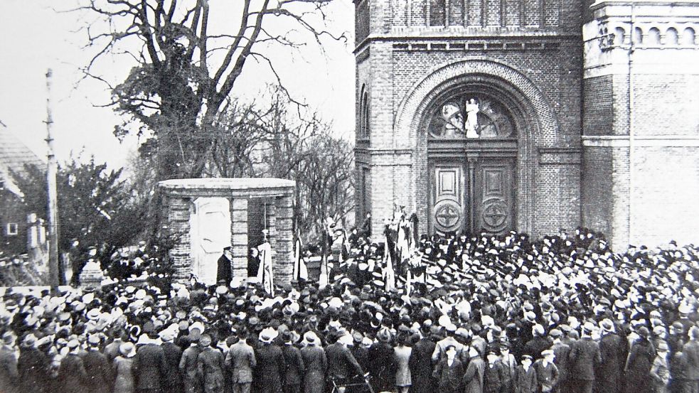 Unter sehr großer Anteilnahme der Bevölkerung wurde das Ehrenmal zu Gedenken der Kriegsopfer bei der Kirche am 23. Januar 1923 eingeweiht.