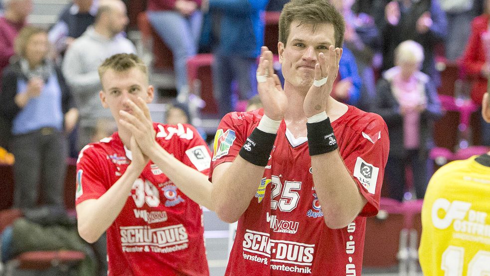 Die OHV-Handballer um Jannes Hertlein (vorne) spielen beim Training regelmäßig Fußball. Foto: Doden, Emden