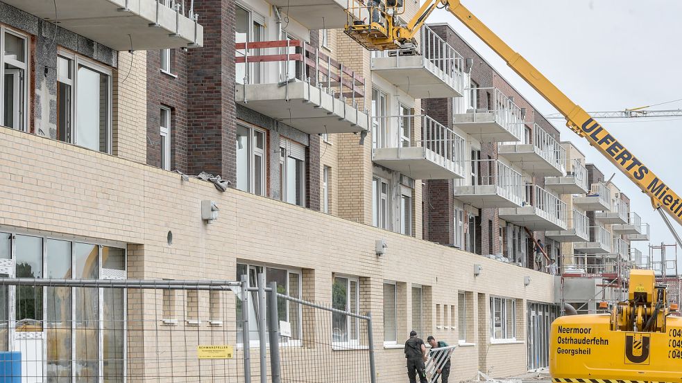Die Balkone des ersten Gebäudes auf dem MZO-Gelände bekommen aktuell ihre Geländer. Foto: Ortgies