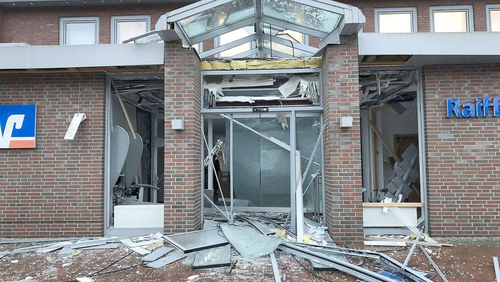 Im Februar 2022 wurde der Geldautomat in der Filiale der Raiffeisenbank in Ramsloh gesprengt. Foto: Archiv