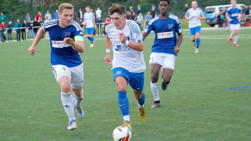 Neuzugang Mathis Antoni (Mitte) erzielte das 3:1 für Papenburg. Foto: Reemts