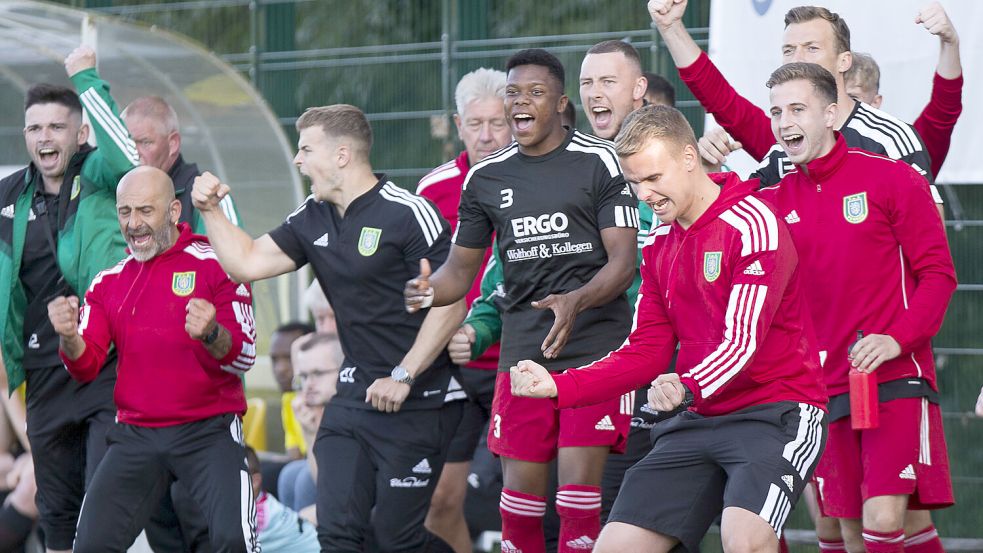 Die Bank des TuS Pewsum (rechts vorne Trainer Jonas Petersen) durfte am Freitagabend jubeln. Archivfoto: Doden/Emden