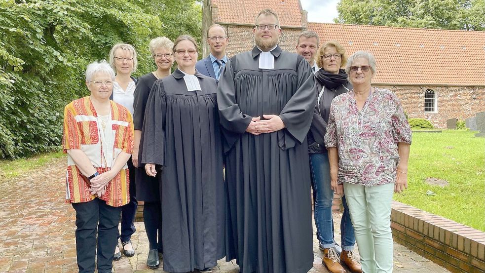 Unser Foto zeigt (von links) Rena Zimmermann, stellvertretende Vorsitzende des Kirchenrats Großwolde, Kirchenratsmitglied Martina Woortmann, Pastorin Sophia Sander, Großwolde, Pastorin Bianca Spekker, Papenburg, Martin Bron, stellvertretender Vorsitzender des Kirchenrats, Thorsten Frey, der neue Prediger im Ehrenamt, Thorsten Eden, Tina Dänekas und Angelika Brandt (alle Mitglieder im Kirchenrat). Foto: Hinderks