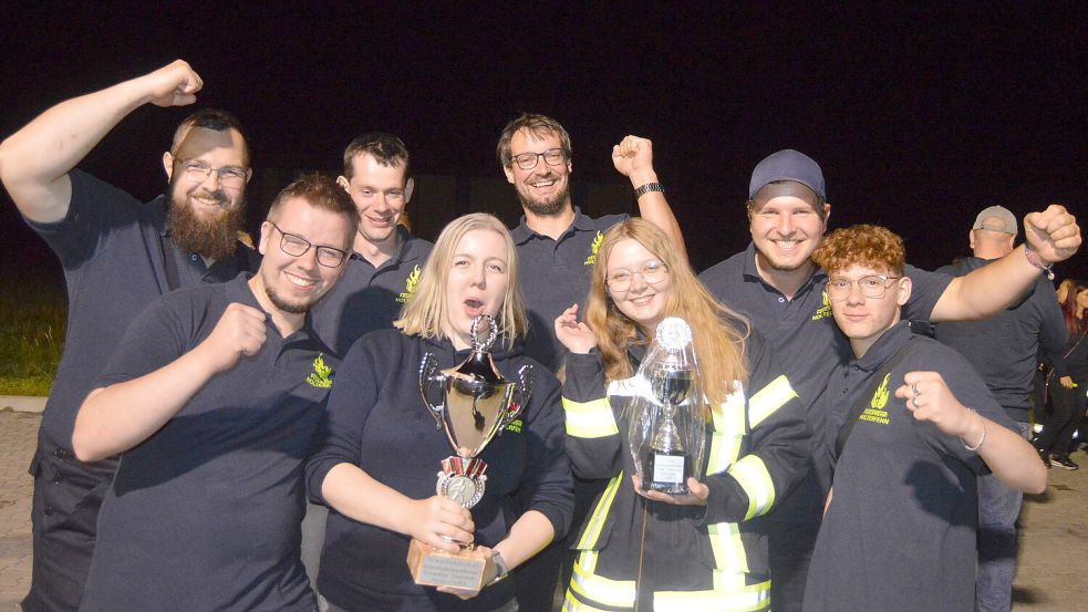 Großer Jubel bei der Wettkampfgruppe der Freiwilligen Feuerwehr Holterfehn. Sie gewannen als Gastgeber den Schnelligkeitswettkampf, an dem mehrere Feuerwehren Freitagabend teilgenommen hatte. Foto: Weers