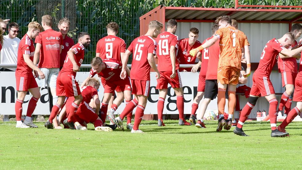 Riesenjubel nach dem Ausgleich: Am Boden feiert Torschütze Sönke Weßling. Fotos: Damm