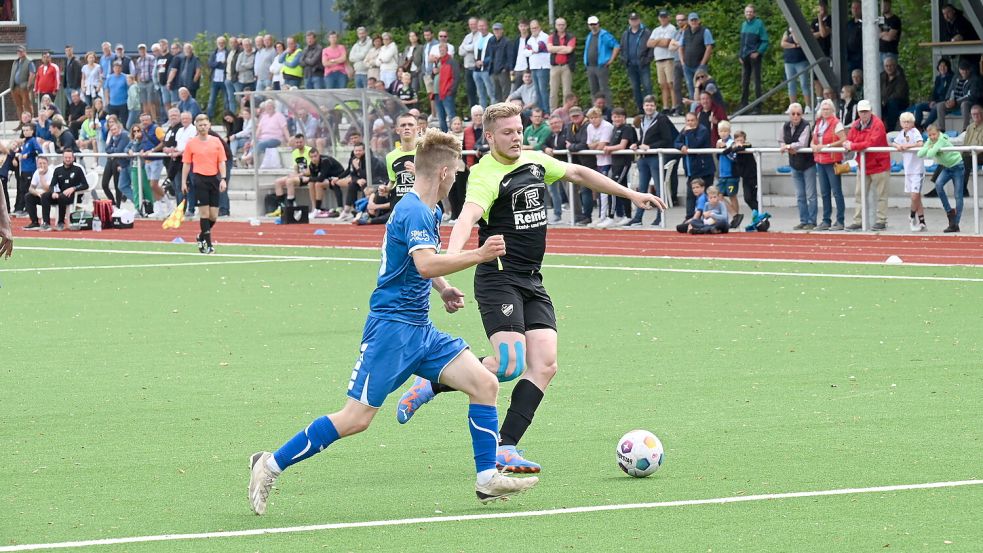 Der eingewechselte Lasse Härtel (rechts) besorgte den Ausgleich für Firrel. Foto: Steenhoff