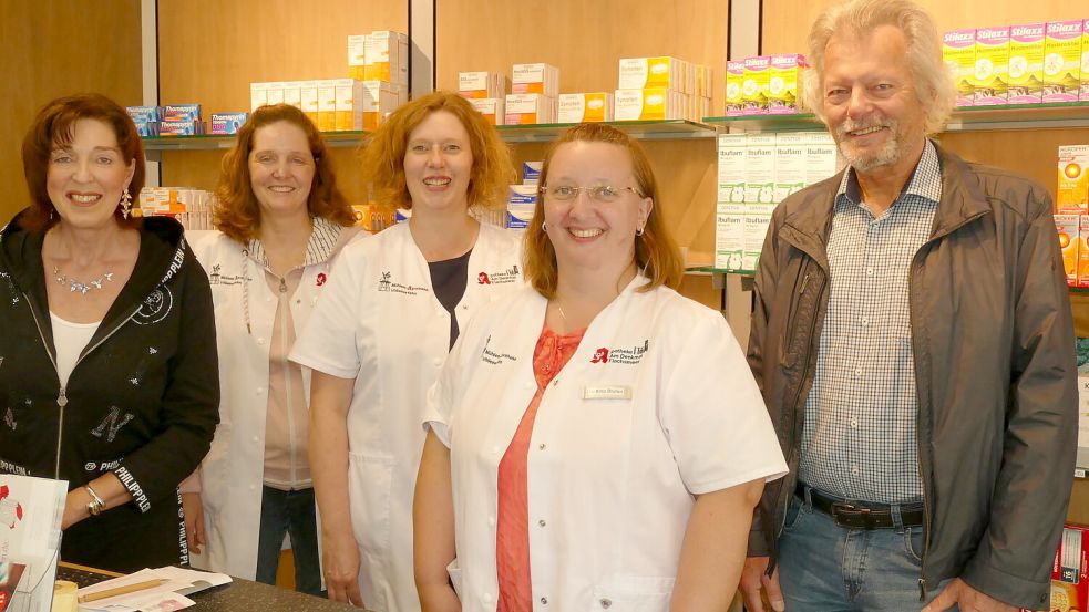 Die Mitarbeiterinnen der Apotheke am Denkmal übernehmen den neuen Service. Von links: die Pharmazeutisch-technische Assistentin (PTA) Käthe Gröne, die Pharmazeutisch-kaufmännische Angestellte Martina Löning, die Apothekerin Lisa Cordes, die PTA Bettina Bluhm und Apotheker Werner Gröne. Foto: Wieking