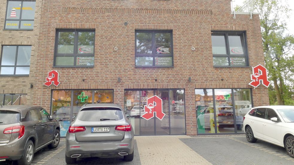 Die Apotheke im Ärzte und Geschäftshaus in Flachsmeer bietet jetzt einen Drive-in-Schalter. Foto: Wieking