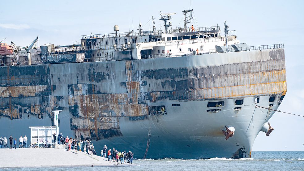 Der durch ein Großfeuer havarierte Autotransporter „Fremantle Highway“ erreicht den niederländischen Hafen Eemshaven. Foto: Imago Images/Chris Emil Janßen
