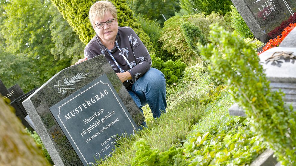 So kann ein Grab pflegeleicht bepflanzt werden. Pastorin Marion Steinhorst-Coordes zeigt das Mustergrab. Foto: Ortgies