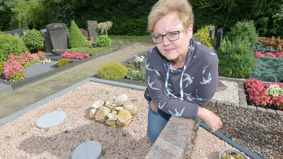 Kahle Kiesflächen sollen der Vergangenheit angehören. Wer so ein Grab abgibt, muss die Steine auf eigene Kosten beseitigen. Foto: Ortgies