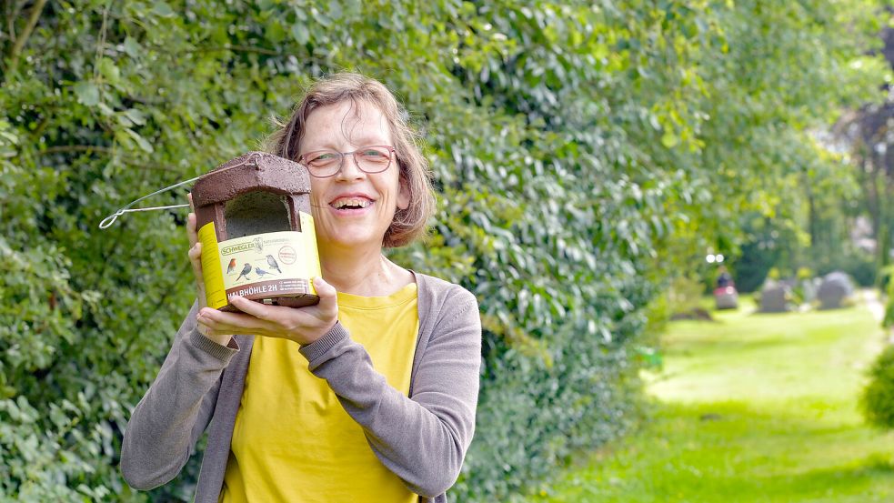 Viele Vögel leben auf dem Friedhof. Sie sollen mit solchen Hilfen bessere Plätze zum Nisten finden, sagt Frauke Jelden, Vorsitzende des Kirchenvorstands. Foto: Ortgies