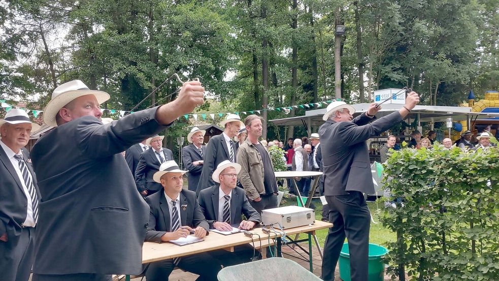 Beim Schützenfest vom Heimat- und Böllerverein Widerhall e.V. Wittensand werden die Holzvögel mit der Zwille abgeschossen. Foto: Verein