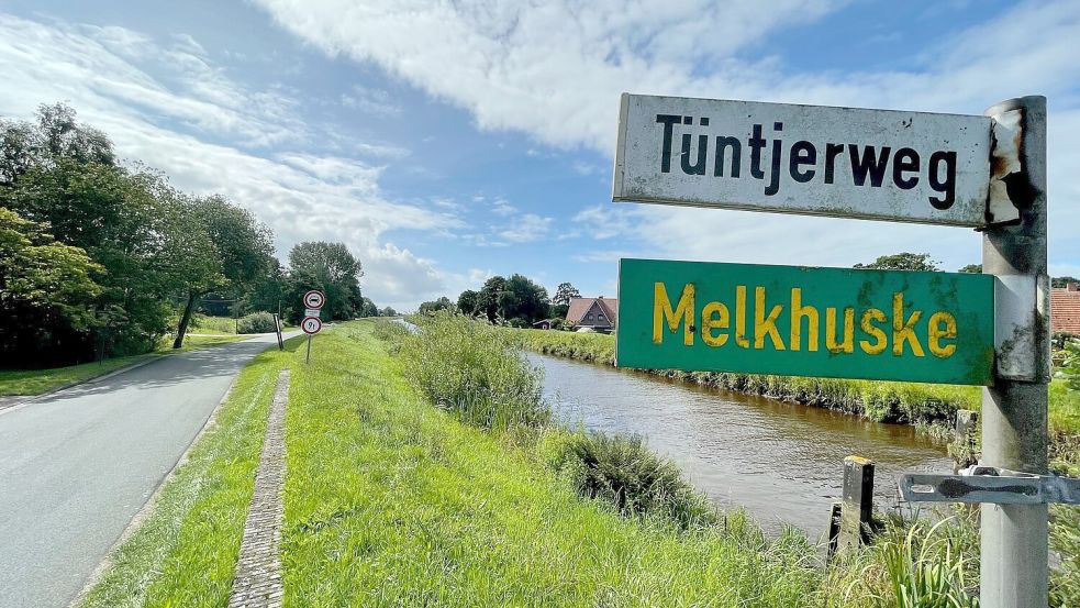 Am Tüntjerweg in Ostrhauderfehn wurde für einen Bereich (im Bild linker Hand) eine Außenbereichssatzung genehmigt. Sie soll das Bauen im Außenbereich ermöglichen. Viele Flächen liegen aber auch in der Deichschutzzone. Foto: Janßen