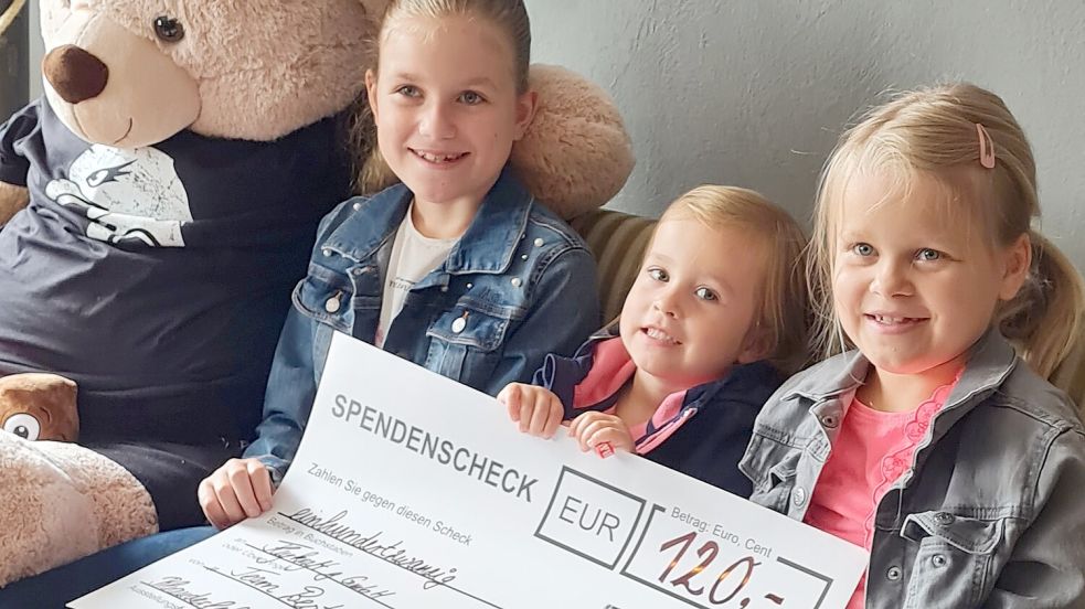 Die drei Schwestern (von links) Feenia, Kalea und Taya Tausendfreund übergaben 120 Euro an Flugkraft. Fotos: privat