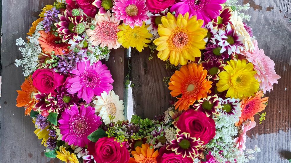 Diesen Blumenkranz haben die Schwestern gefertigt.