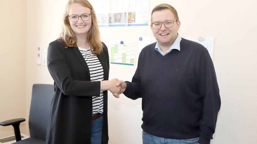 Die neue Kämmerin Yvonne Dierkes (links) wurde herzlich zum Amtsantritt von Bürgermeister Nils Anhuth im Rathaus begrüßt. Foto: Passmann