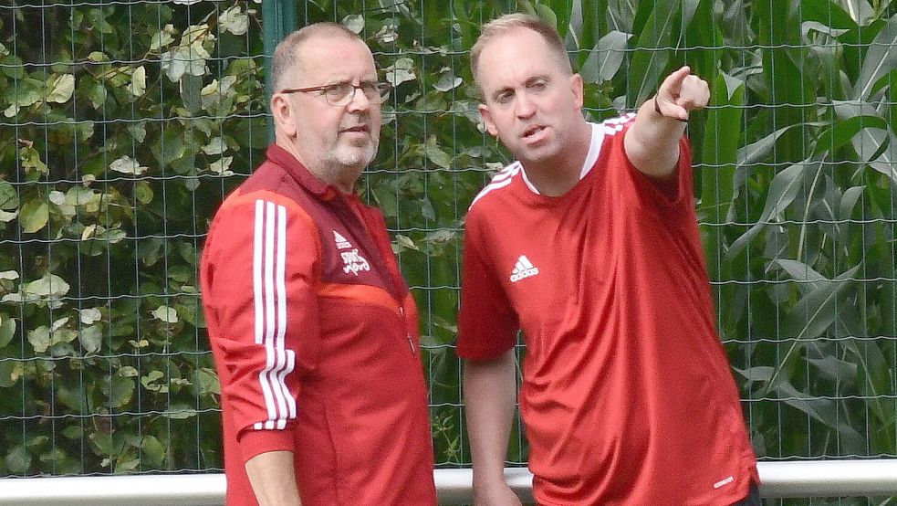 Das TuRa-Trainerteam um Sigurd de Buhr (links) und Michael Zuidema (rechts) wird im Pokalspiel ein wenig rotieren. Foto: Damm