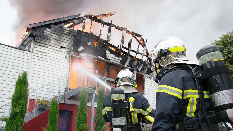 Feuerwehrleute löschen den Brand in der Ferienunterkunft in Ostfrankreich. Foto: Patrick Kerber/dpa