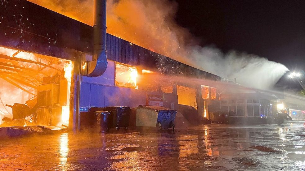 Die Feuerwehrkräfte konnten ein Übergreifen der Flammen auf Wohnhäuser verhindern. Foto: Feuerwehr Papenburg