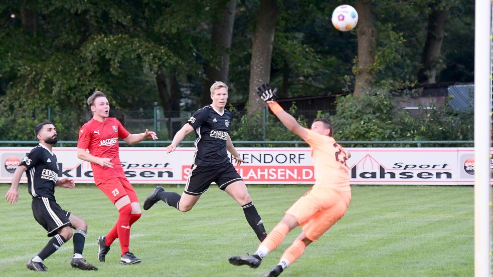 Dieser abgefälschte Freistoß von Sönke Weßling verpasste das Holtlander Tor knapp. SVH-Keeper Jörn Jacobs war schon in die andere Ecke unterwegs. Foto: Damm