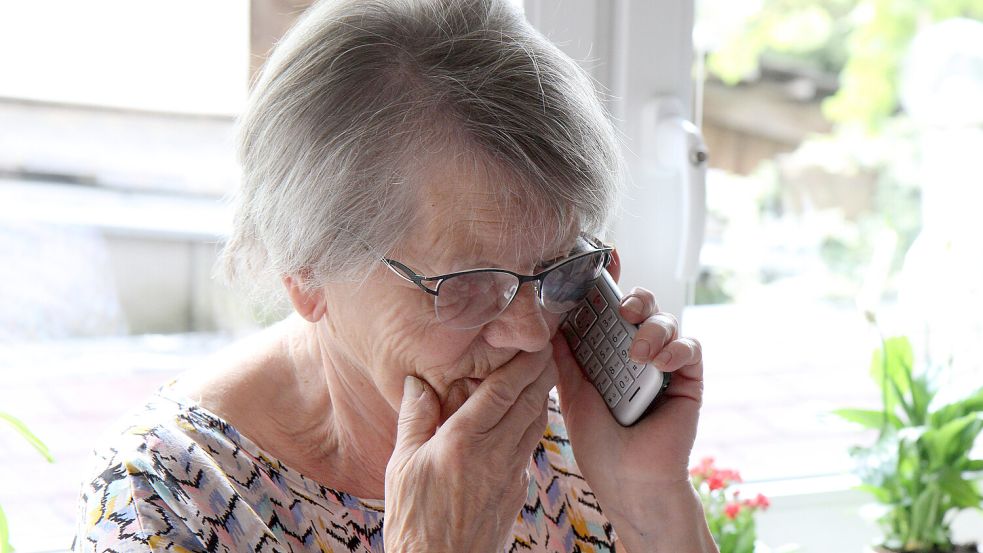 Winden Themenbild - Enkeltrick, Neffentrick, Telefontrick, Telefonbetrug, Betrug, Telefonstreich, Telefonieren Themenbil Foto: www.imago-images.de