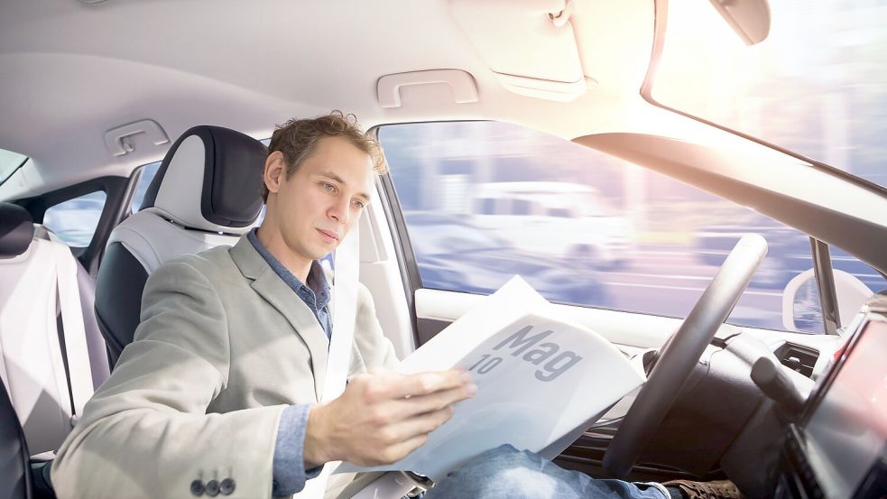 Hände weg vom Steuer: Sieht so die Zukunft aus? Was das autonome Fahren angeht, sind viele Autofahrer noch sehr skeptisch für die Zukunft. Foto: picture alliance/dpa/CosmosDirekt / AdobeStock