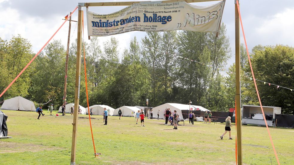 Die Ministranten der Sankt-Josef-Gemeinde aus Hollage haben ihr Zeltlager in Barßel errichtet. Foto: Passmann