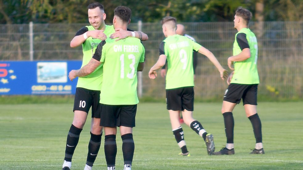 Manuel Suda (links) brachte Grün-Weiß Firrel in Middels bereits in der ersten Spielminute in Führung. Foto: Doden/Blomberg