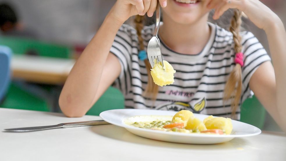 Ein gutes Mittagessen soll in der Grundschule Holtland zum Schulalltag gehören. Aus der Küche sollen weitere Einrichtungen beliefert werden. Foto: Jens Kalaene/dpa