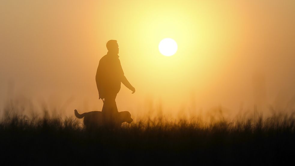 Ein freundlich beginnender Morgen macht Hoffnung auf einen sommerlichen Tag. Doch kann sich der Sonnenschein am Wochenende in Niedersachsen durchsetzen? Foto: dpa/Thomas Warnack