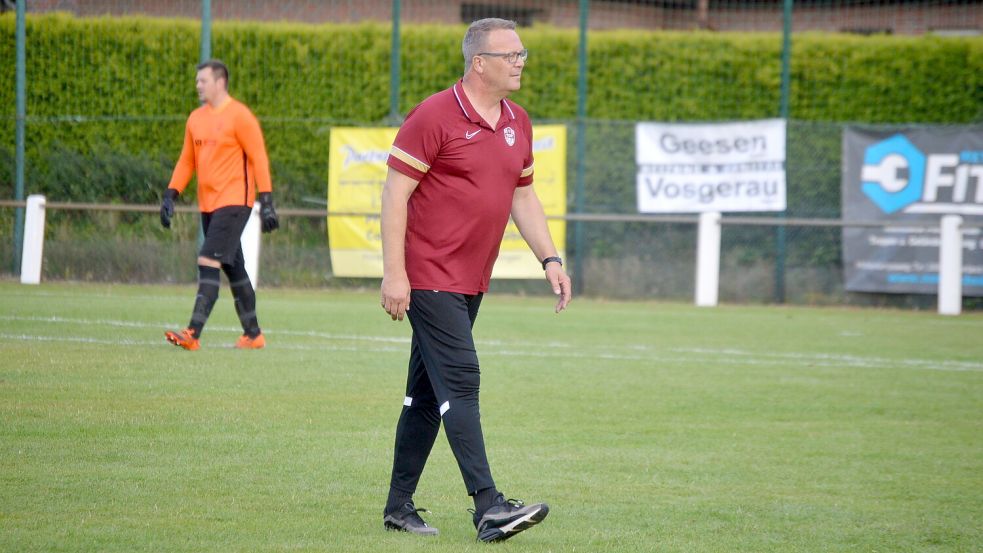 Wolfgang Behrends, Trainer der SG Westoverledingen, feierte mit seiner Mannschaft einen 3:2-Pokalerfolg gegen den SV Concordia Ihrhove. Foto: Weers
