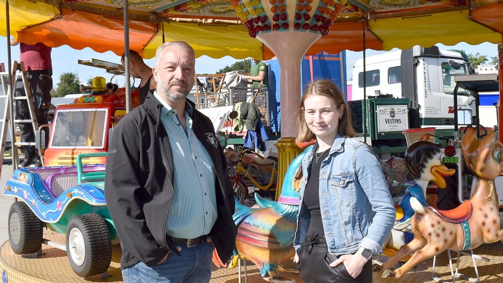 Lars Krummen, Vorsitzender des Ostrhauderfehner Schützenvereins, und Pressewartin Mareike Neeland freuen sich auf das Schützenfest am kommenden Wochenende. Die Vorbereitungen laufen zurzeit auf Hochtouren. Fotos: Zein