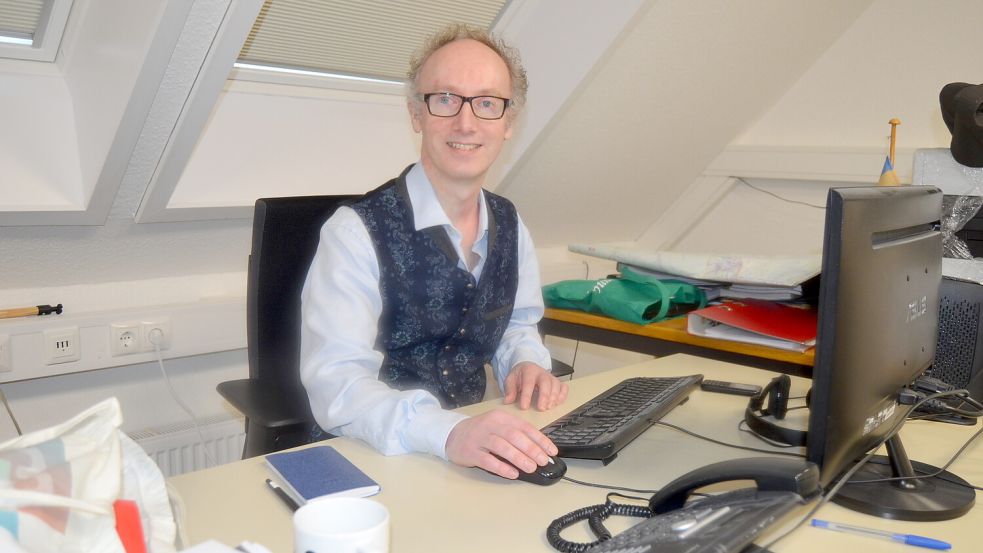 Henk Wolf am Schreibtisch in seinem Büro im Rathaus in Ramsloh. Foto: Fertig