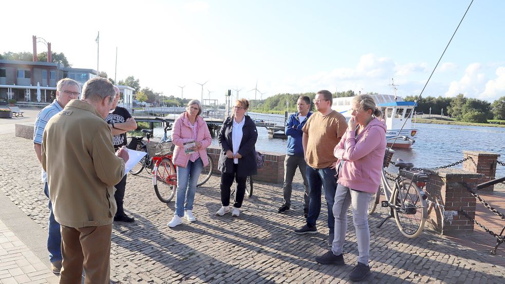 Eine letzte Vorbesprechung des Organisationsteams für den Hafenfestlauf gab es am Hafen in Barßel. Foto: Passmann