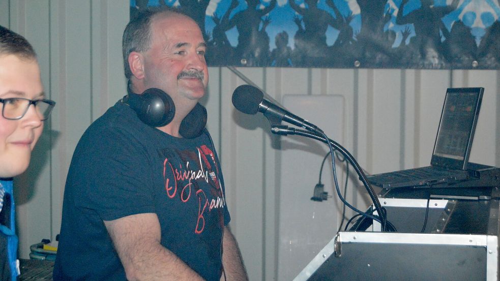 Gerold Pruin aus Steenfelderfehn sorgt als Hitmixer auf Party, wie hier bei den Holter Jollys, für Stimmung. Archivfoto: Weers