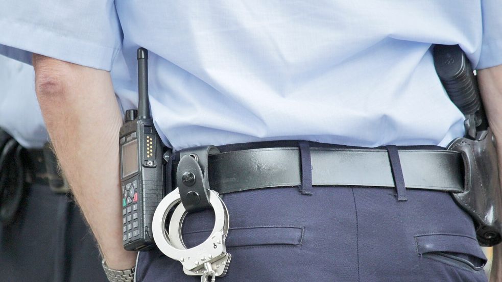 Die Polizei musste einen aggressiven 20-Jährigen in der Nacht zu Sonntag auf dem Ostrhauderfehner Schützenfest in Handfesseln abführen. Symbolfoto: Pixabay