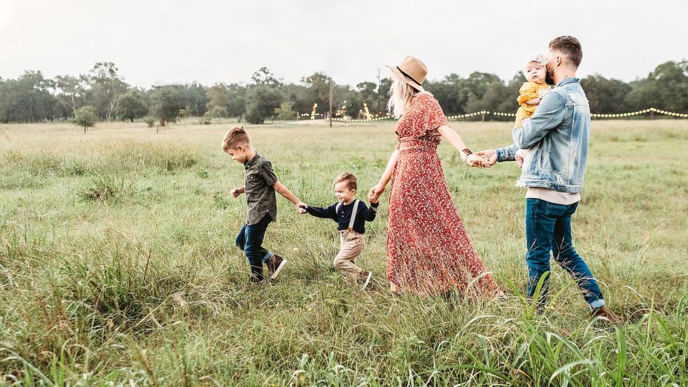 Paare müssen nicht zwingend leibliche Kinder haben, um eine Familienversicherung zu nutzen. Sie gilt für alle Familienangehörigen. Foto: Unsplash/Jessica Rockowitz