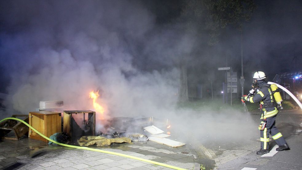 Der Sperrmüllhaufen stand komplett in Flammen. Fotos: Feuerwehr