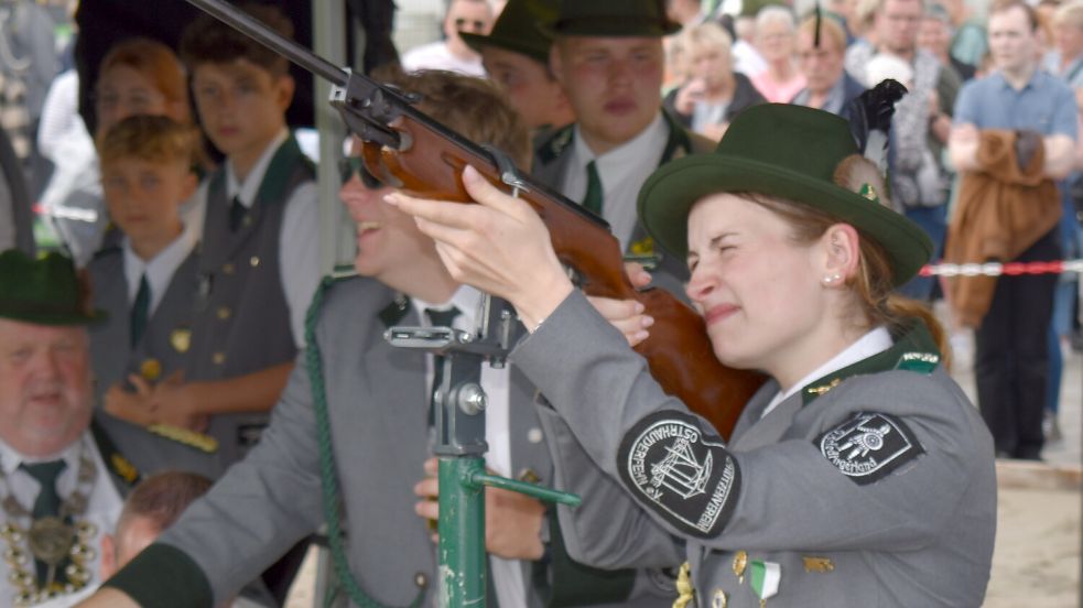 Mareike Neeland war die einzige Frau, die am Königsschießen teilnahm. Foto: Zein