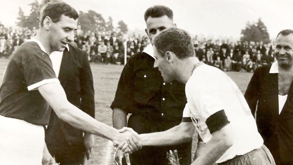Vor dem Spiel haben die Kapitäne beider Mannschaften Willi Cammenga und Heinz Steinmann die Vereinswimpel getauscht. Foto: Sammlung Düring